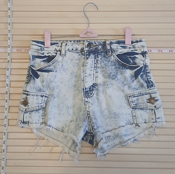 High-waisted, Distressed Acid-wash Jean Shorts with Cargo Pockets Medium - Picture 5 of 6